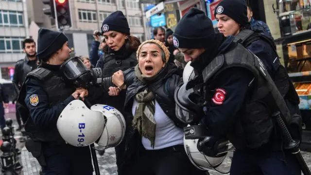 Türkiye'de operasyonu protesto edenler gözaltına alınmıştı
