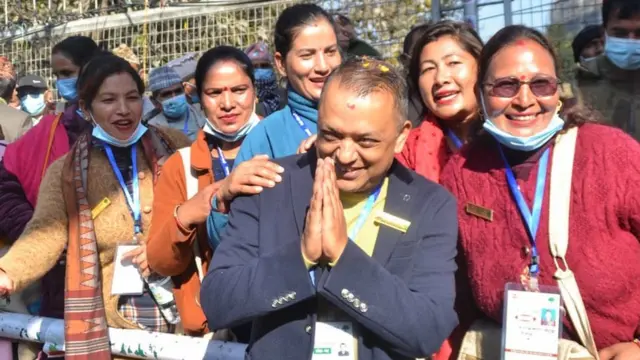 मत माग्दै गगन थापा