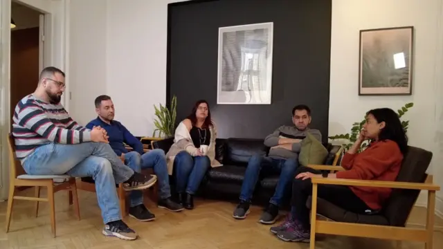 سوريون موجودون في الدنمارك يتحدثون إلى مراسلة بي بي سي