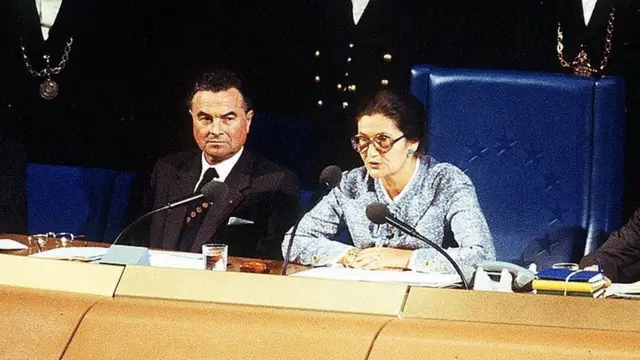 سیمون وی اولین زنی بود که بین سال‌های ۱۹۷۹ تا ۱۹۸۲ رئیس پارلمان اروپا شد. نیکولا فونتین (۱۹۹۹-۲۰۰۲) دومین زن در این مقام بود
