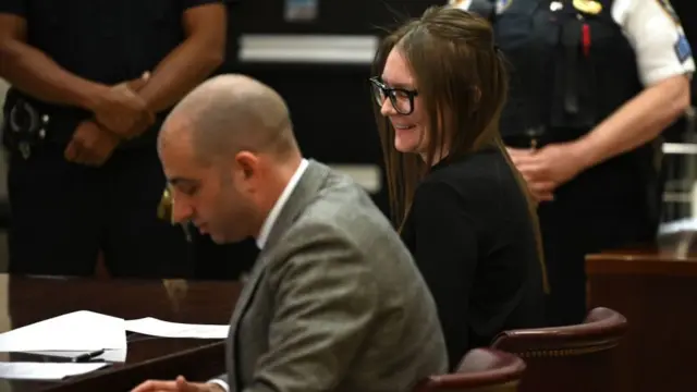 Anna Delvey y su abogado Todd Spodek en la Corte Suprema de Manhattan.