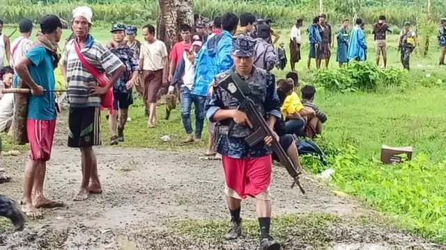 စစ်သားနဲ့ ရဲသားတွေဖမ်းခံရတဲ့နေရာတွေနဲ့ နီးစပ်တဲ့ နေရာက ဒေသခံအများအပြားကို စစ်ဆေးမေးမြန်းရုံသာမက ဖမ်းဆီးခေါ်ဆောင်ခံရတာတွေအများအပြားရှိတယ်လို့ ဆိုကြပါတယ်။