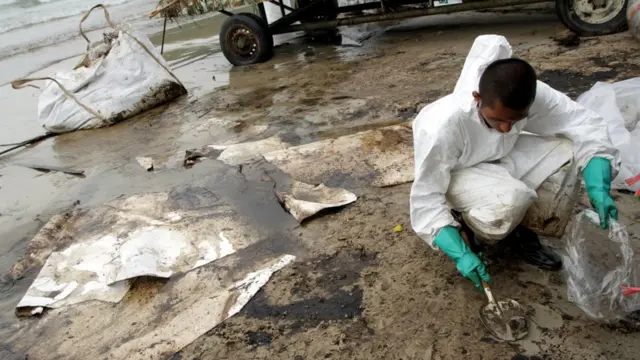 น้ำมันรั่ว