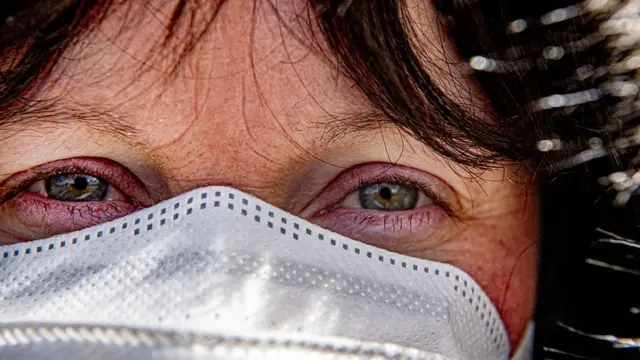 கொரோனா வைரஸ்: "தணிக்கை செய்யப்படும் குறுஞ்செய்திகள், களவாடப்படும் டாய்லெட் பேப்பர்கள்"