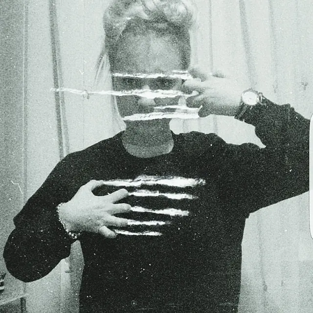 Mujer en foto rascándose