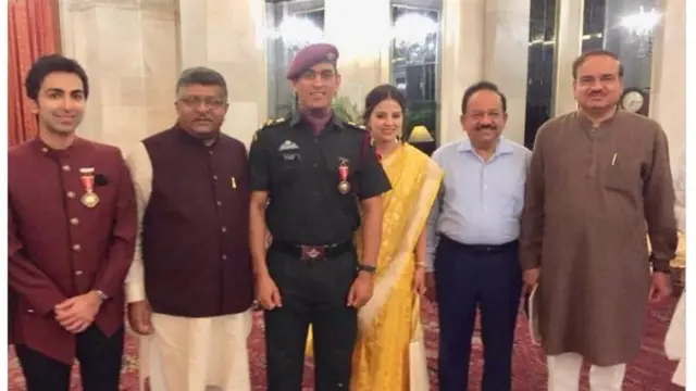 ගරු සම්මානයක සතුට - බිරිඳ සහ පවුලේ ඥාතීන් සමඟ