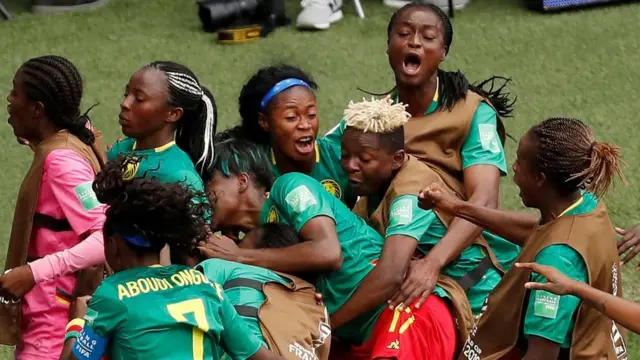Abakinnyi ba Cameroun bishimira intsinzi yo ku munota wa nyuma