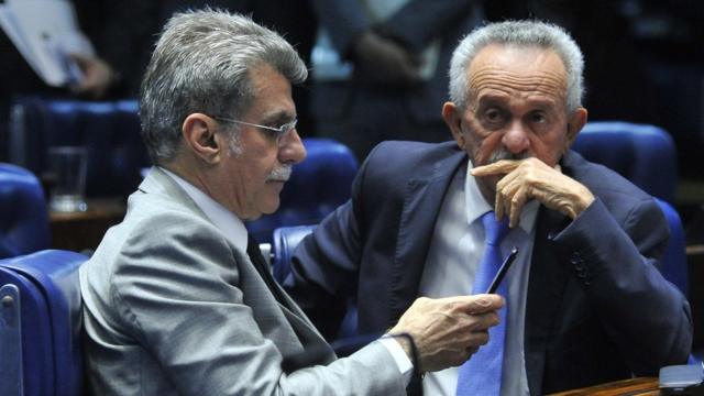 Romero Jucá e Benedito Lira conversam no plenário do Senado