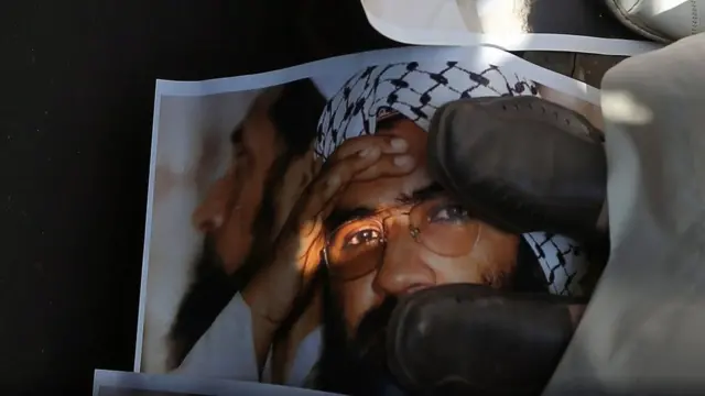 મસૂદ અઝહરની તસવીર પર જૂતા