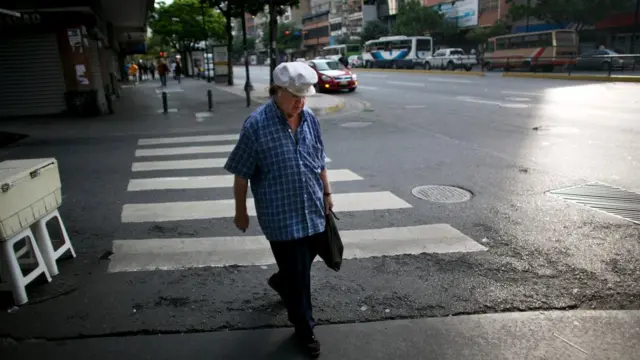 Un hombre camina por una calle poco transitada.
