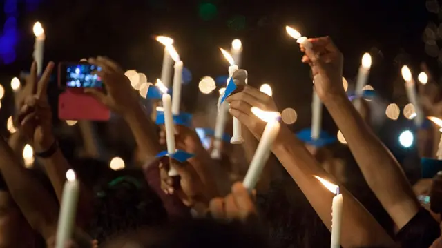 মোমবাতি প্রজ্জলন।