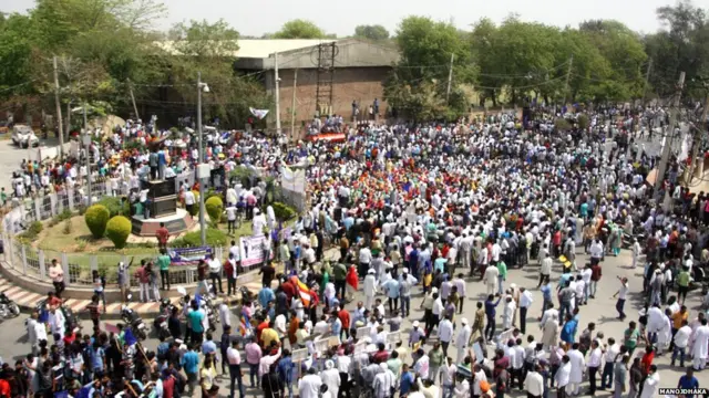 प्रदर्शन के दौरान दलित समुदाय