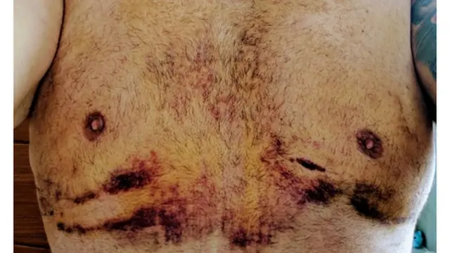 男性上身
