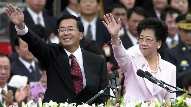 2000年台湾实现首次政党轮替，陈水扁及吕秀莲担任正副总统