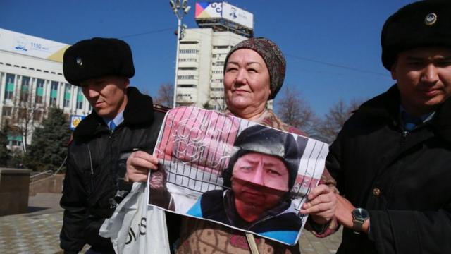 Участница протеста 1 марта с фотографией Дулата Агадила