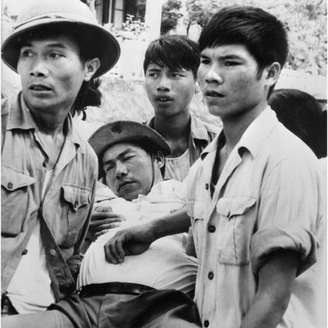 在戰爭爆發前，中越兩國關係極為緊張，頻繁發生邊界武裝衝突。圖為一名越南攝影記者在友誼關被毆打受傷。（攝於1978年2月9日）