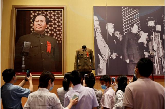 2021年6月25日，参观者在北京庆祝建党100周年前开放的中国共产党博物馆里观看毛泽东的照片。