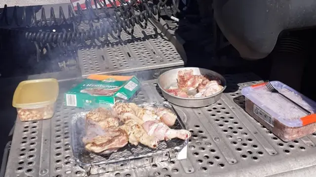 Роштиљ на паркингу