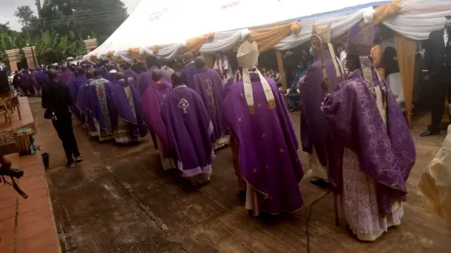 Ndị ụkọchukwu dị iche iche bịara akwamozu a