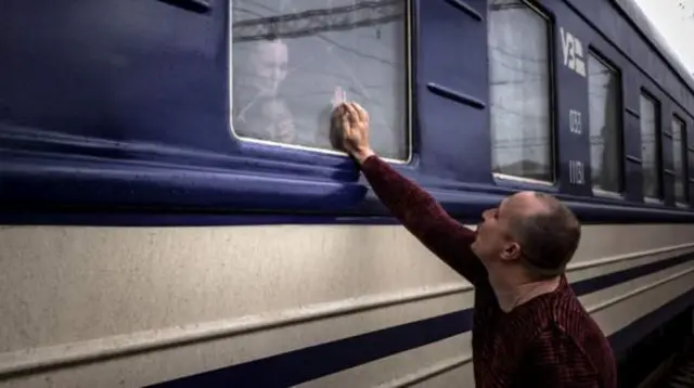 在車站與親人告別
