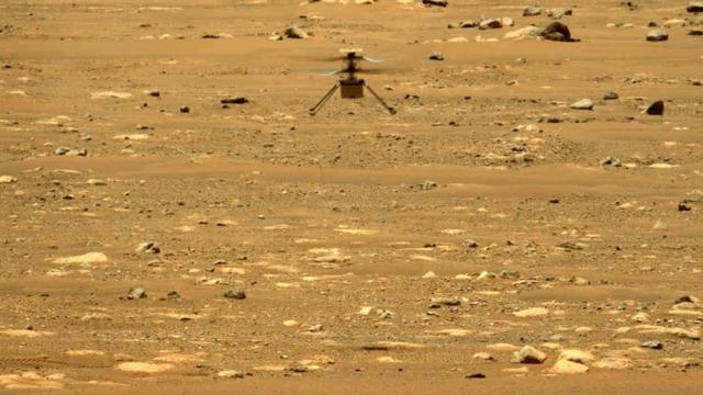 مروحية إنجينيويتي تحلق فوق تضاريس المريخ