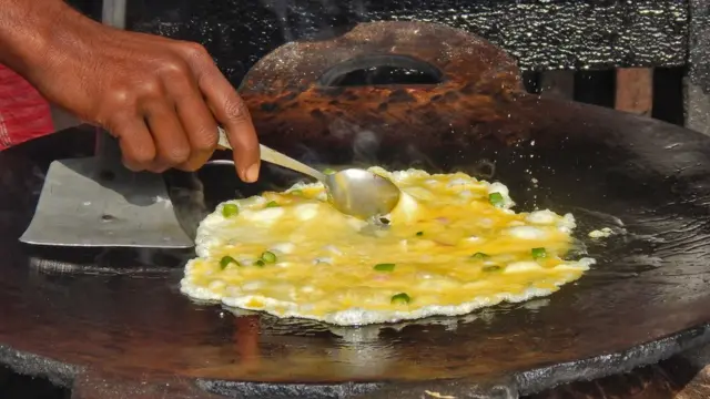 জামালপুরে ডিম ভাজি করা হচ্ছে