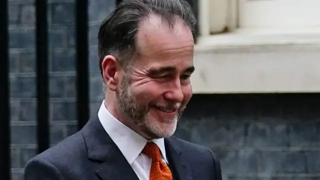 ပါလီမန် အမတ် ခရစ်စ် ပင်ချာ ရဲ့ ပြုမူပုံနဲ့ ဆက်နွှယ်ပတ်သက်လို့ ကြေညာချက်တွေ ဆက်တိုက် ထုတ်ပြန်ခဲ့အပြီးမှာ ဝန်ကြီးချုပ် ဘောရစ် ဂျွန်ဆင်အနေနဲ့ ဖိအားတွေနဲ့ ရင်ဆိုင်နေရပါတယ်။