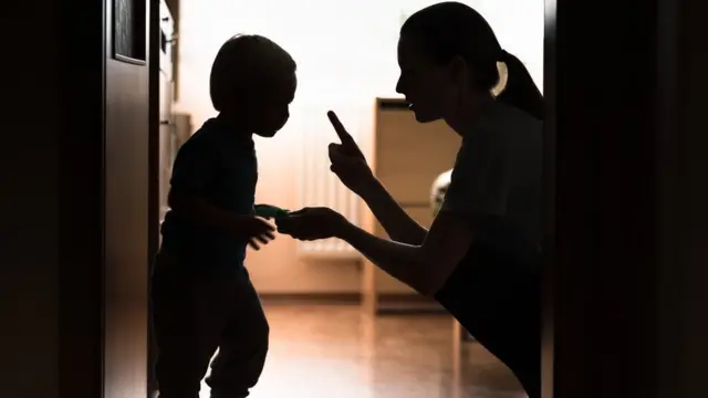 siluetas de un niño y una mujer