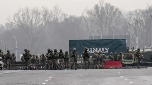 আলমাটির প্রধান স্কয়ারে সেনা অবস্থান।