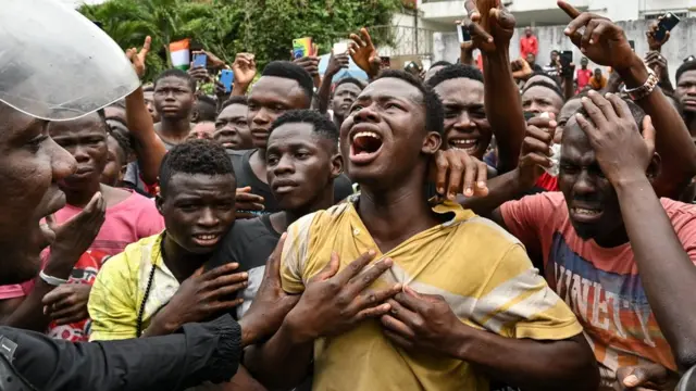 Un fan inconsolable après le décès de l'artiste DJ Arafat à Abidjan