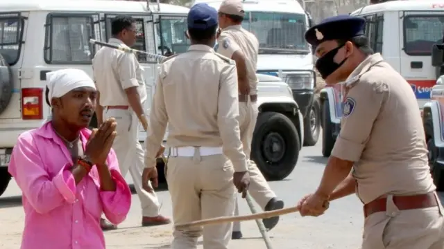 અમદાવાદમાં કામદાર અને પોલીસ વચ્ચેના ઘર્ષણની તસવીર