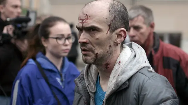 Питер: человек с окровавленным лицом возле станции метро "Технологический институт"