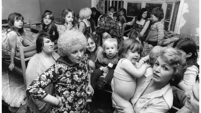 Au début, jusqu'à 32 enfants à la fois, répartis dans huit lits, étaient entassés dans une chambre du refuge d'origine.