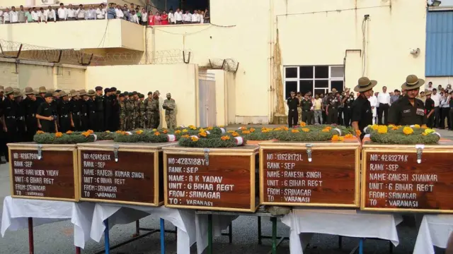 उड़ी में सेना के कैंप पर हुए हमले में मारे गए सैनिकों के शव.