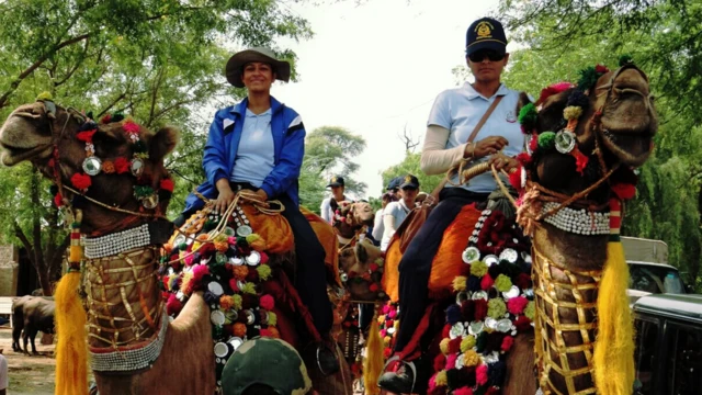 விமானப்படை மற்றும் பி.எஸ்.எஃப்பை சேர்ந்த இந்த பெண்கள், ‘பெண் குழந்தைகளை காப்பாற்றுங்கள், பெண் குழந்தைகளை படிக்க வையுங்கள்’ என்ற விழிப்புணர்வை ஏற்படுத்தும் நோக்கில் ஆயிரக்கணக்கான கிலோ மீட்டர் ஊர்வலத்தை மேற்கொண்டுள்ளனர்.