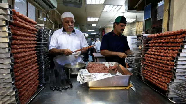 Wadansu masu tsire a wani babban kanti da ke kasar Kuwait a ranar Alhamis