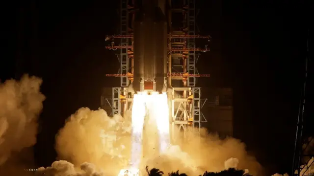 Китайская тяжелая ракета-носитель "Чанчжэн-5" стартовала с космодрома Вэньчань на острове Хайнань.