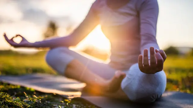 Una mujer practicando meditación