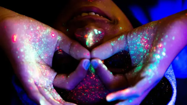 এলএসডি সেবনের পর অনেক ব্যবহারকারীর শ্রবণ এবং দর্শন ইন্দ্রিয় বেশি সক্রিয় হয়ে যায় বলে জানান বিশেষজ্ঞরা।