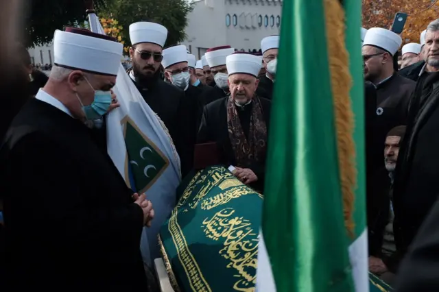 Kavazović je u obraćanju istakao da Zukorlić nikoga nije ostavljao ravnodušnim kao i da je uživao veliko poštovanje i među protivnicima.