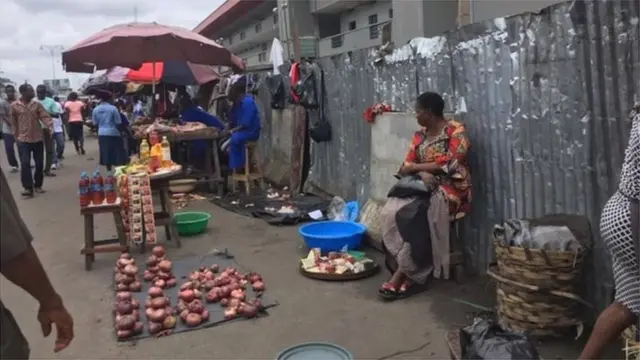 Street traders display dia market even as dem dey check weda tax force dey come
