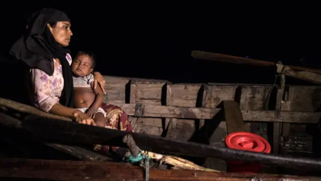 தன் குழந்தையுடன் வங்கதேசம் வந்து இறங்கும் ரோஹிஞ்சா முஸ்லிம் பெண்.