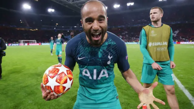 Lucas Moura celebra.