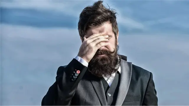 많은 사람은 실수를 범한 후 강한 자기비판에 빠지지만, 연구에 따르면 좀 더 느긋한 태도로 이를 극복할 수 있다