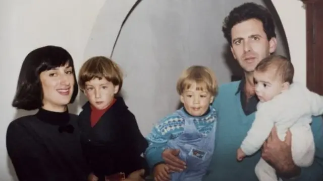 Caruana Galizia (şəkil 1989-cu ildə çəkilib) həyat yoldaşı və uşaqları ilə