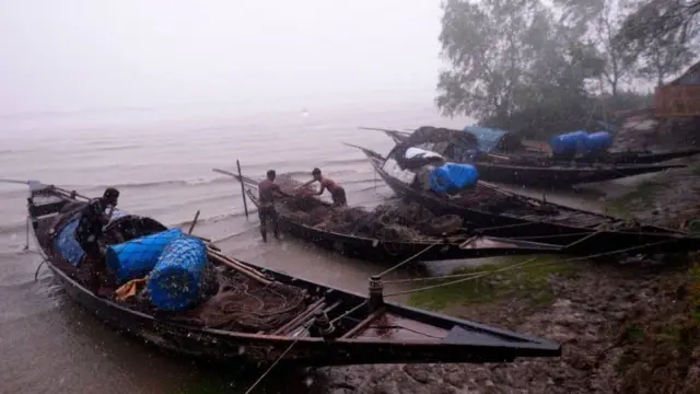 દરિયાકિનારે માછીમારોની તસવીર