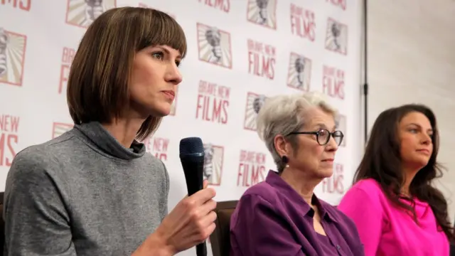 克鲁克斯女士说，她在特朗普大厦的一个电梯外被特朗普亲吻了嘴唇