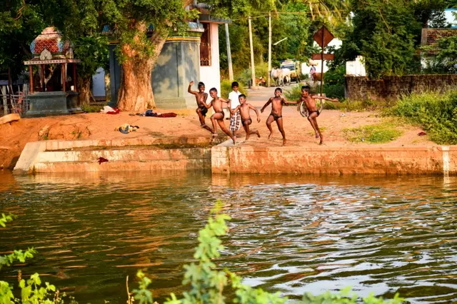 ஆனந்தக் குளியலாடுவோம் - சதீஷ்குமார்
