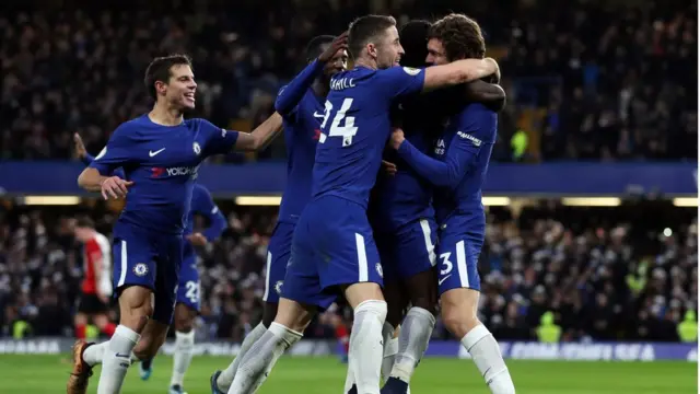 لاعبو تشيلسي يحتفلون بهدف ألونسو