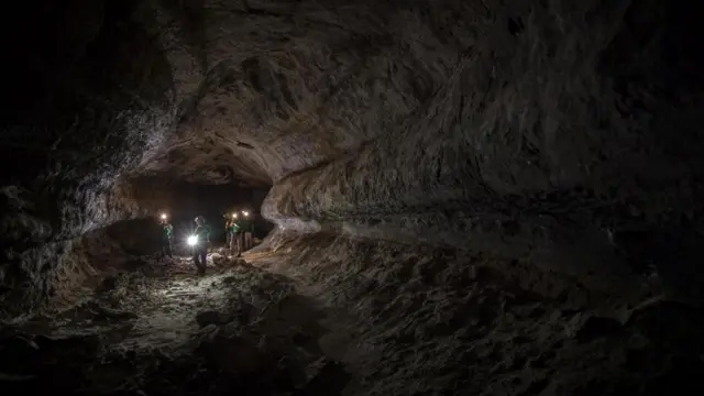 يمارس رواد الفضاء المنخرطون في إطار برنامج "بانجيا" للتدريب التابع لوكالة الفضاء الأوروبية عمليات جمع عينات من الصخور وقيادة عربات الاستكشاف الفضائية في لانزاروتي